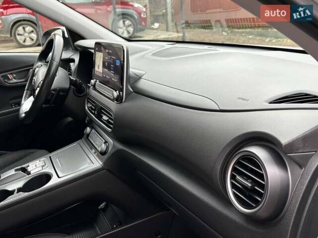 Білий Хендай Kona Electric, об'ємом двигуна 0 л та пробігом 102 тис. км за 15700 $, фото 26 на Automoto.ua