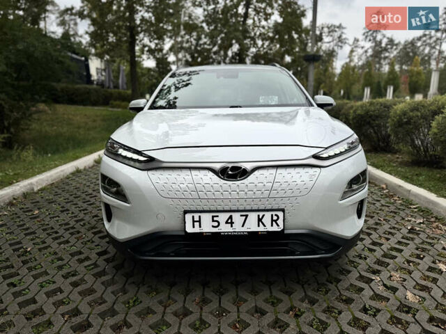 Белый Хендай Kona Electric, объемом двигателя 0 л и пробегом 103 тыс. км за 17999 $, фото 4 на Automoto.ua