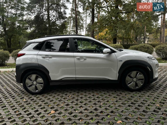 Белый Хендай Kona Electric, объемом двигателя 0 л и пробегом 103 тыс. км за 17999 $, фото 5 на Automoto.ua