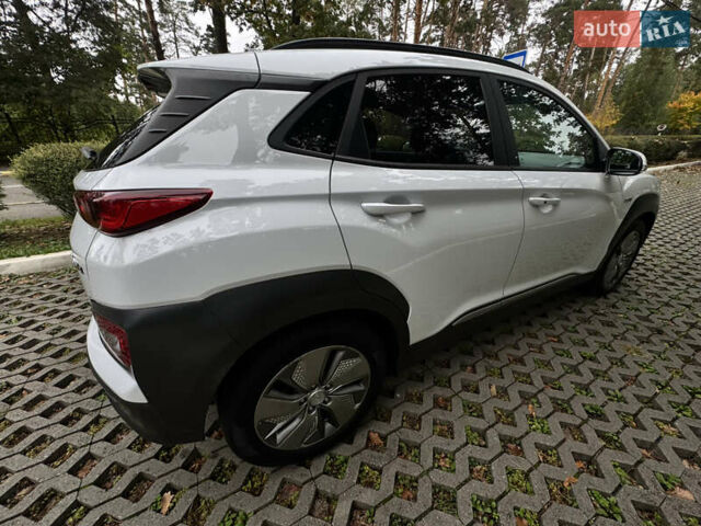 Белый Хендай Kona Electric, объемом двигателя 0 л и пробегом 103 тыс. км за 17999 $, фото 31 на Automoto.ua
