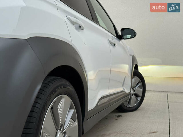 Белый Хендай Kona Electric, объемом двигателя 0 л и пробегом 96 тыс. км за 19500 $, фото 23 на Automoto.ua