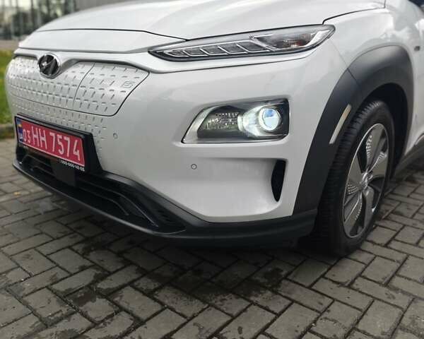 Білий Хендай Kona Electric, об'ємом двигуна 0 л та пробігом 78 тис. км за 17900 $, фото 15 на Automoto.ua
