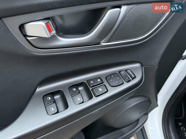 Белый Хендай Kona Electric, объемом двигателя 0 л и пробегом 96 тыс. км за 19500 $, фото 54 на Automoto.ua