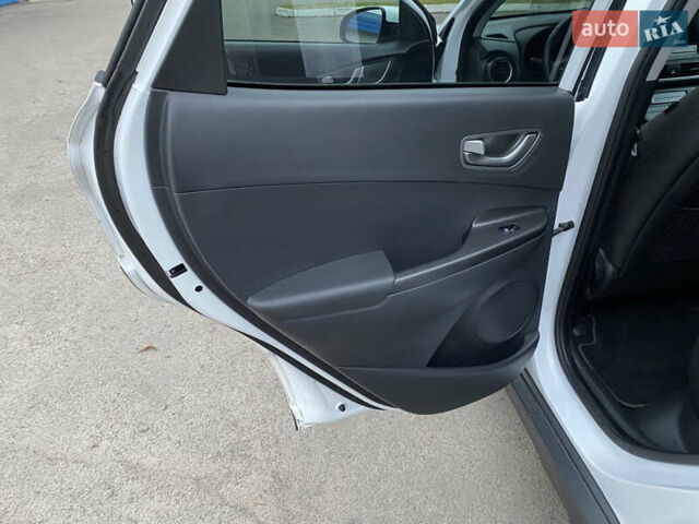 Белый Хендай Kona Electric, объемом двигателя 0 л и пробегом 166 тыс. км за 16900 $, фото 18 на Automoto.ua