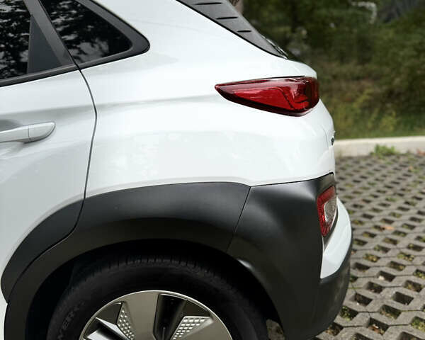 Белый Хендай Kona Electric, объемом двигателя 0 л и пробегом 103 тыс. км за 17999 $, фото 26 на Automoto.ua