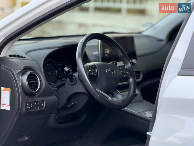 Белый Хендай Kona Electric, объемом двигателя 0 л и пробегом 150 тыс. км за 16960 $, фото 19 на Automoto.ua