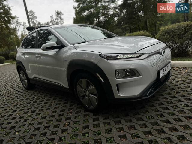 Белый Хендай Kona Electric, объемом двигателя 0 л и пробегом 103 тыс. км за 17999 $, фото 8 на Automoto.ua