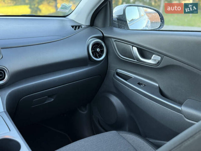 Белый Хендай Kona Electric, объемом двигателя 0 л и пробегом 80 тыс. км за 16900 $, фото 24 на Automoto.ua