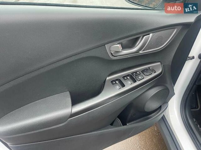 Білий Хендай Kona Electric, об'ємом двигуна 0 л та пробігом 158 тис. км за 16500 $, фото 16 на Automoto.ua