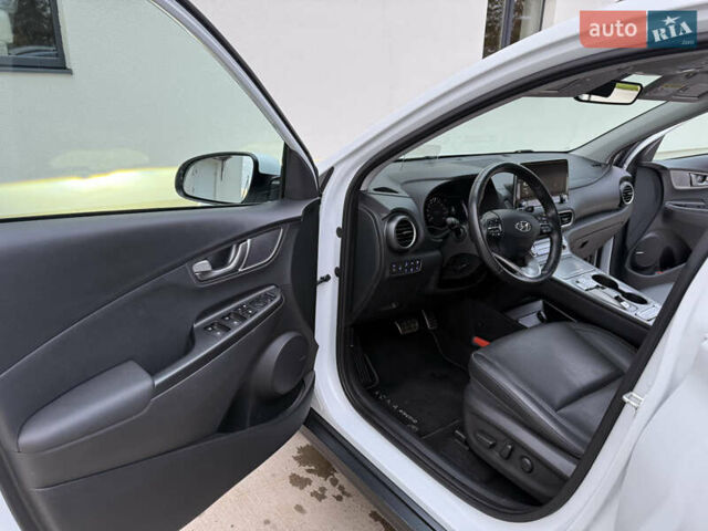 Белый Хендай Kona Electric, объемом двигателя 0 л и пробегом 96 тыс. км за 19500 $, фото 53 на Automoto.ua