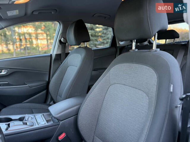 Белый Хендай Kona Electric, объемом двигателя 0 л и пробегом 80 тыс. км за 16900 $, фото 28 на Automoto.ua