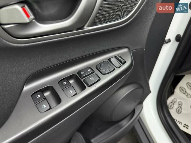 Белый Хендай Kona Electric, объемом двигателя 0 л и пробегом 92 тыс. км за 18983 $, фото 14 на Automoto.ua