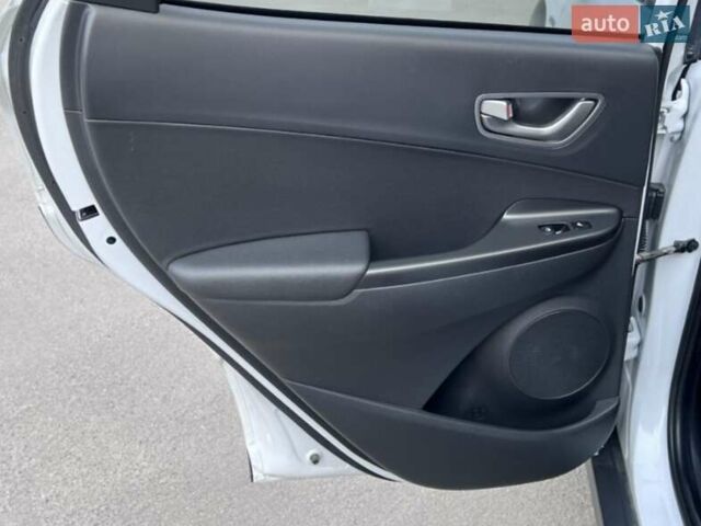 Білий Хендай Kona Electric, об'ємом двигуна 0 л та пробігом 109 тис. км за 15950 $, фото 4 на Automoto.ua