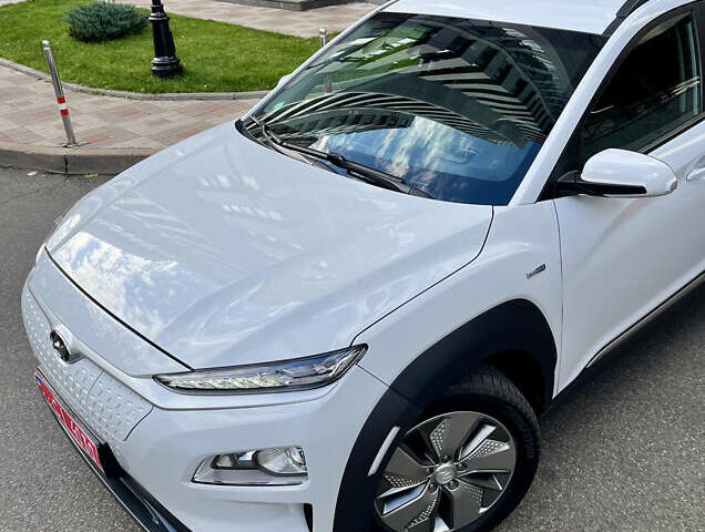 Белый Хендай Kona Electric, объемом двигателя 0 л и пробегом 115 тыс. км за 16900 $, фото 2 на Automoto.ua