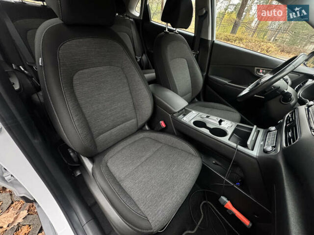 Білий Хендай Kona Electric, об'ємом двигуна 0 л та пробігом 59 тис. км за 17499 $, фото 15 на Automoto.ua