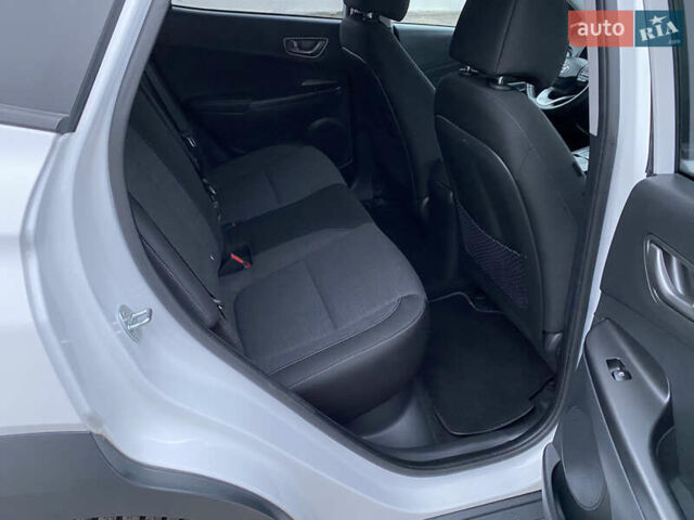 Белый Хендай Kona Electric, объемом двигателя 0 л и пробегом 166 тыс. км за 16900 $, фото 20 на Automoto.ua