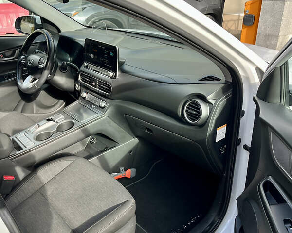 Белый Хендай Kona Electric, объемом двигателя 0 л и пробегом 115 тыс. км за 16900 $, фото 34 на Automoto.ua