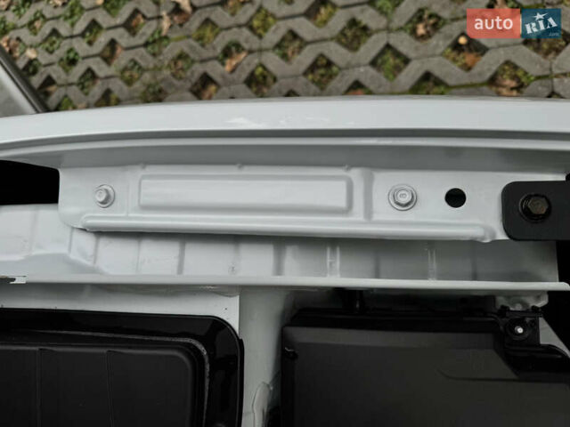 Белый Хендай Kona Electric, объемом двигателя 0 л и пробегом 103 тыс. км за 17999 $, фото 87 на Automoto.ua