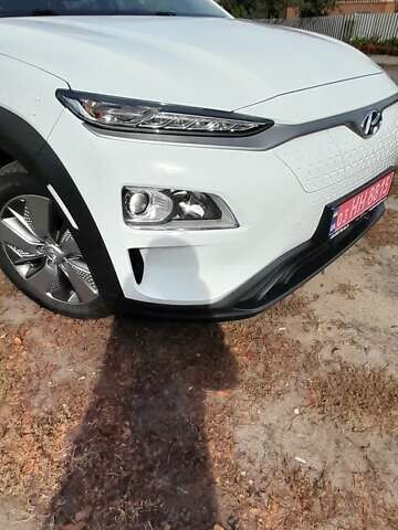 Білий Хендай Kona Electric, об'ємом двигуна 0 л та пробігом 71 тис. км за 17600 $, фото 12 на Automoto.ua