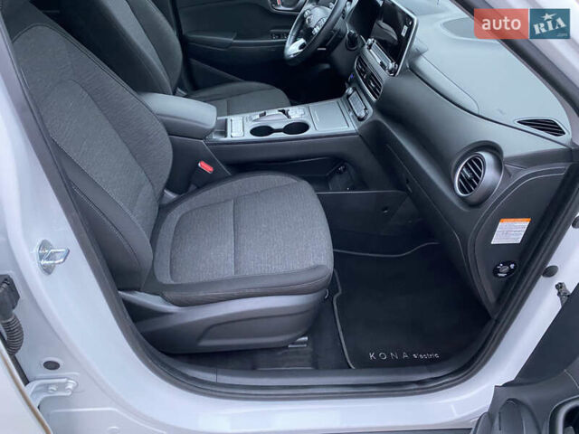 Белый Хендай Kona Electric, объемом двигателя 0 л и пробегом 166 тыс. км за 16900 $, фото 23 на Automoto.ua