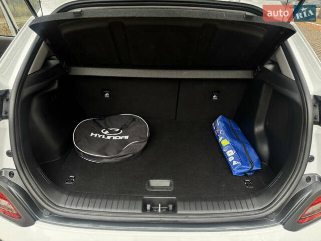 Білий Хендай Kona Electric, об'ємом двигуна 0 л та пробігом 59 тис. км за 17499 $, фото 35 на Automoto.ua