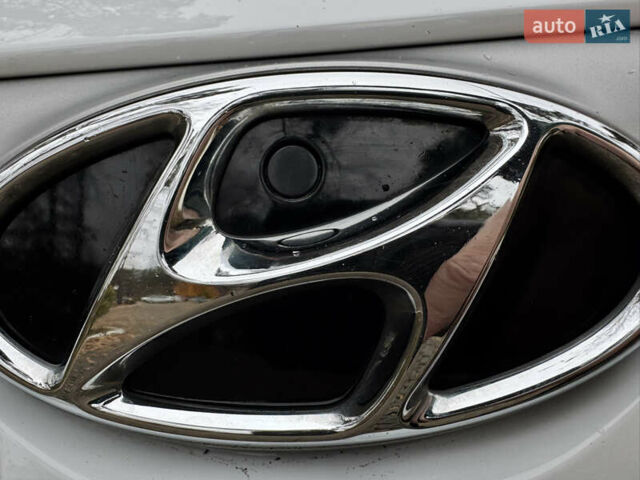 Белый Хендай Kona Electric, объемом двигателя 0 л и пробегом 58 тыс. км за 17499 $, фото 16 на Automoto.ua