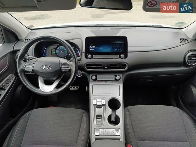 Білий Хендай Kona Electric, об'ємом двигуна 0 л та пробігом 148 тис. км за 16900 $, фото 7 на Automoto.ua