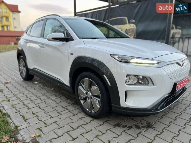Белый Хендай Kona Electric, объемом двигателя 0 л и пробегом 136 тыс. км за 16950 $, фото 2 на Automoto.ua