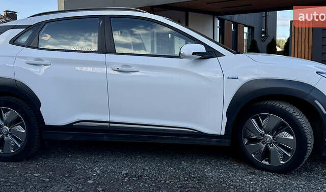Белый Хендай Kona Electric, объемом двигателя 0 л и пробегом 95 тыс. км за 17500 $, фото 7 на Automoto.ua