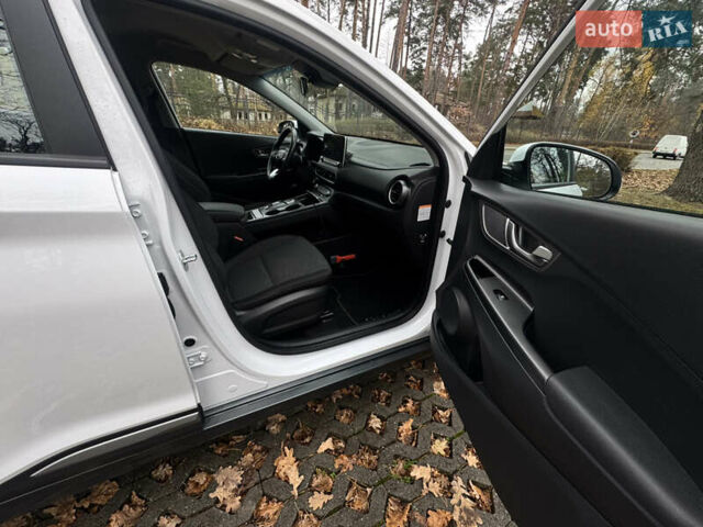 Белый Хендай Kona Electric, объемом двигателя 0 л и пробегом 59 тыс. км за 16900 $, фото 39 на Automoto.ua