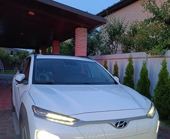 Білий Хендай Kona Electric, об'ємом двигуна 0 л та пробігом 59 тис. км за 23500 $, фото 2 на Automoto.ua