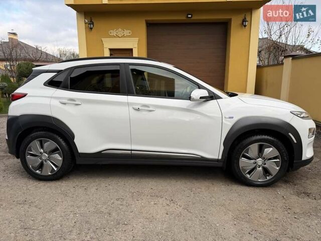 Білий Хендай Kona Electric, об'ємом двигуна 0 л та пробігом 64 тис. км за 14950 $, фото 8 на Automoto.ua