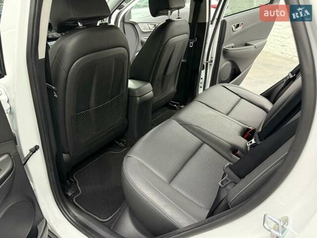 Белый Хендай Kona Electric, объемом двигателя 0 л и пробегом 92 тыс. км за 18983 $, фото 27 на Automoto.ua