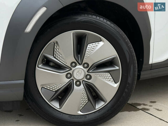 Белый Хендай Kona Electric, объемом двигателя 0 л и пробегом 96 тыс. км за 19500 $, фото 2 на Automoto.ua