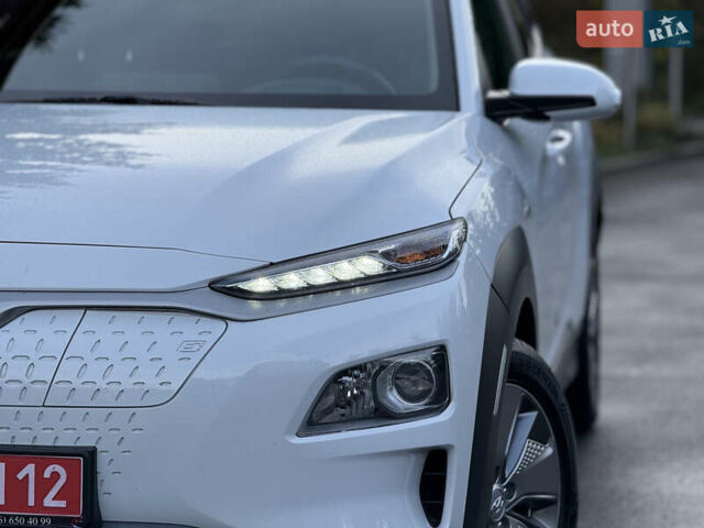 Белый Хендай Kona Electric, объемом двигателя 0 л и пробегом 150 тыс. км за 16960 $, фото 6 на Automoto.ua