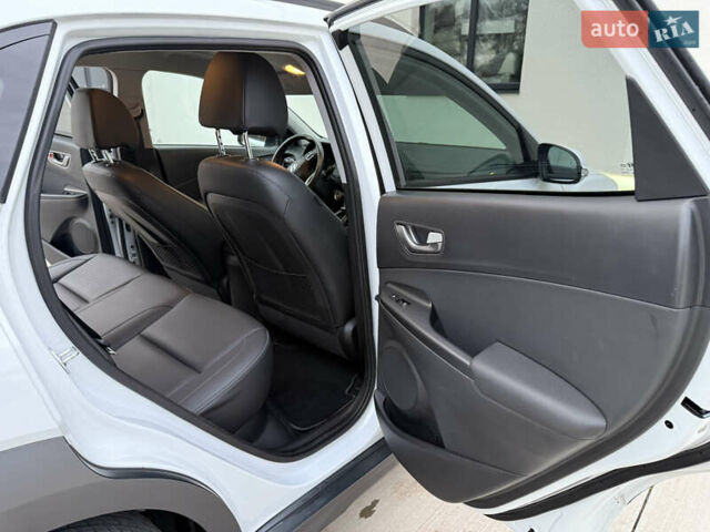 Белый Хендай Kona Electric, объемом двигателя 0 л и пробегом 96 тыс. км за 19500 $, фото 33 на Automoto.ua