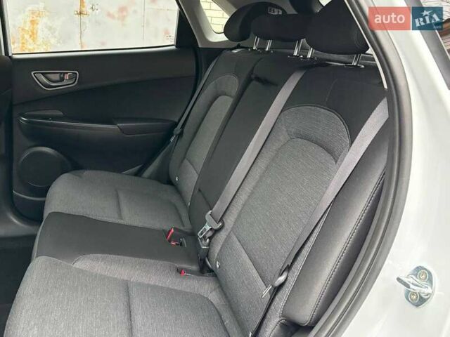 Білий Хендай Kona Electric, об'ємом двигуна 0 л та пробігом 102 тис. км за 15700 $, фото 20 на Automoto.ua