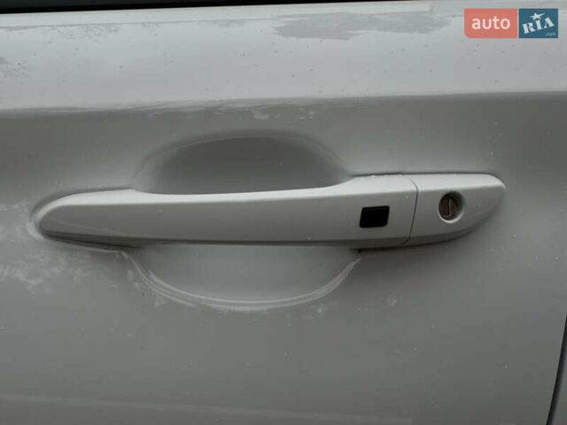 Белый Хендай Kona Electric, объемом двигателя 0 л и пробегом 58 тыс. км за 17499 $, фото 74 на Automoto.ua