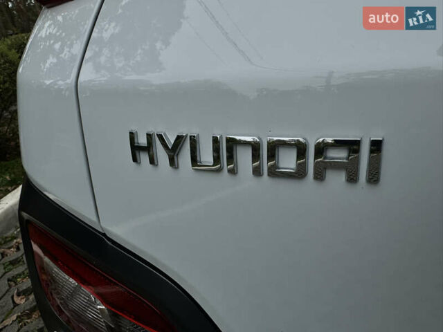 Белый Хендай Kona Electric, объемом двигателя 0 л и пробегом 103 тыс. км за 17999 $, фото 131 на Automoto.ua