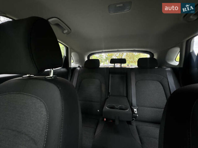 Белый Хендай Kona Electric, объемом двигателя 0 л и пробегом 103 тыс. км за 17999 $, фото 6 на Automoto.ua