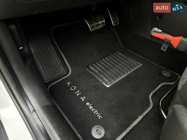 Белый Хендай Kona Electric, объемом двигателя 0 л и пробегом 58 тыс. км за 17499 $, фото 61 на Automoto.ua