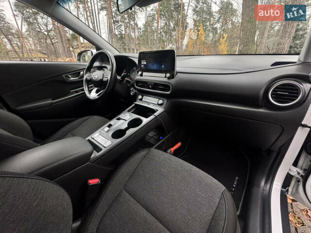 Белый Хендай Kona Electric, объемом двигателя 0 л и пробегом 59 тыс. км за 16900 $, фото 42 на Automoto.ua