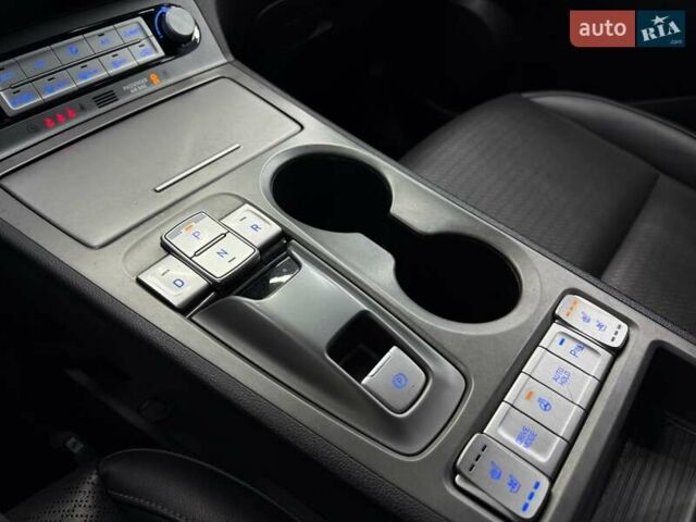 Белый Хендай Kona Electric, объемом двигателя 0 л и пробегом 92 тыс. км за 18983 $, фото 23 на Automoto.ua