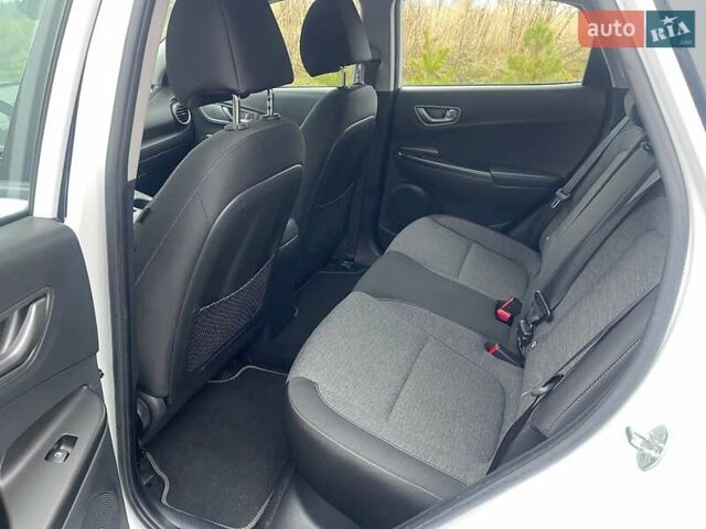 Білий Хендай Kona Electric, об'ємом двигуна 0 л та пробігом 158 тис. км за 16500 $, фото 18 на Automoto.ua