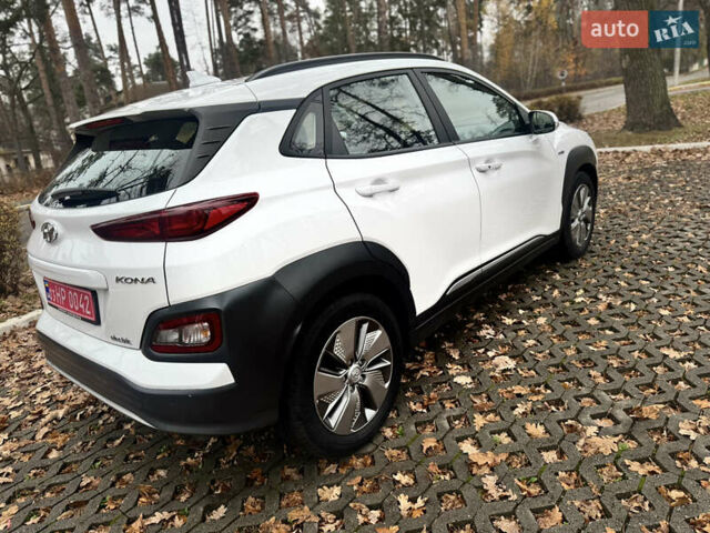 Білий Хендай Kona Electric, об'ємом двигуна 0 л та пробігом 59 тис. км за 17499 $, фото 3 на Automoto.ua