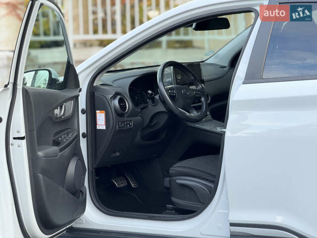 Белый Хендай Kona Electric, объемом двигателя 0 л и пробегом 150 тыс. км за 16960 $, фото 17 на Automoto.ua