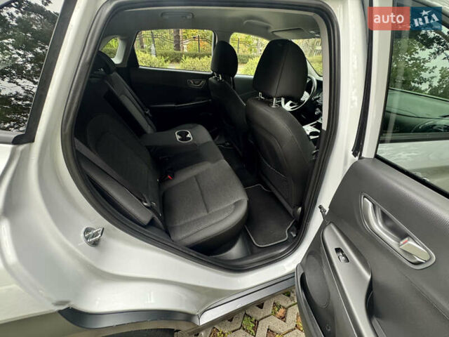 Белый Хендай Kona Electric, объемом двигателя 0 л и пробегом 103 тыс. км за 17999 $, фото 70 на Automoto.ua