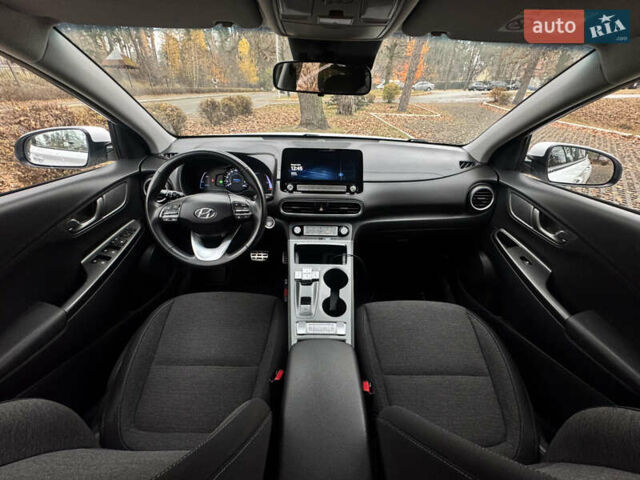 Белый Хендай Kona Electric, объемом двигателя 0 л и пробегом 59 тыс. км за 16900 $, фото 1 на Automoto.ua