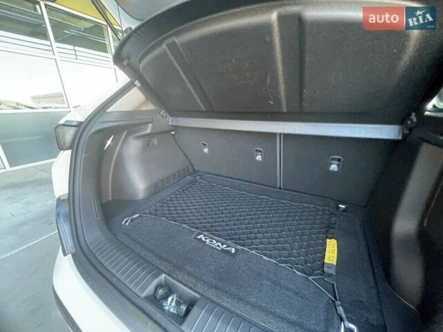 Білий Хендай Kona Electric, об'ємом двигуна 0 л та пробігом 13 тис. км за 8600 $, фото 13 на Automoto.ua