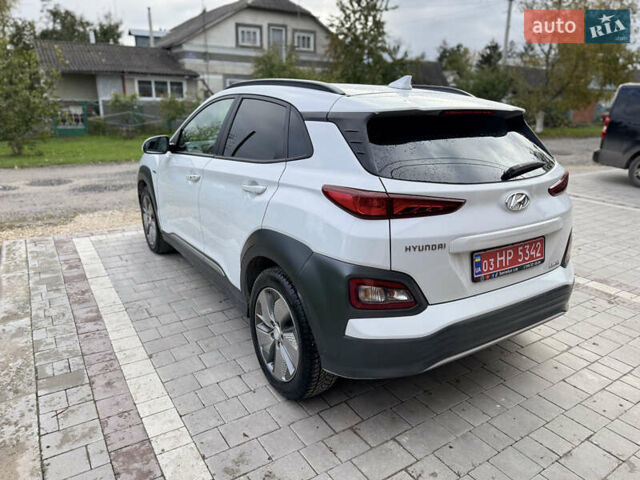 Белый Хендай Kona Electric, объемом двигателя 0 л и пробегом 107 тыс. км за 18465 $, фото 4 на Automoto.ua